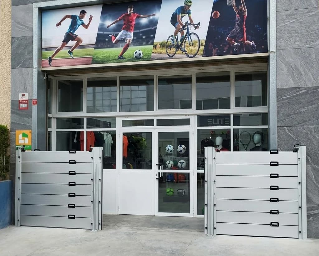Local comercial con doble barrera y paso peatonal